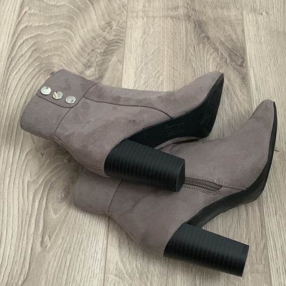 JONES NEW YORK SIGNATURE HIGH TOP BLOCK HEEL BOOTS - Picture 3 of 7